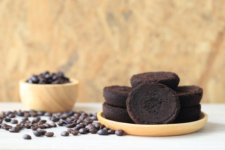 Come utilizzare i fondi del caffè: da sgrassare i piatti allo scrub per la pelle