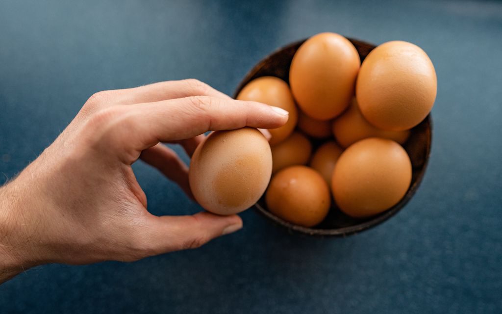 Come controllare la freschezza delle uova, come sceglierle e conservarle