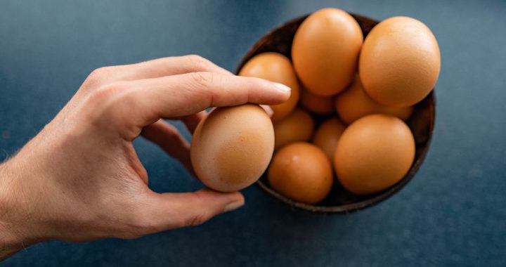 Come controllare la freschezza delle uova, come sceglierle e conservarle