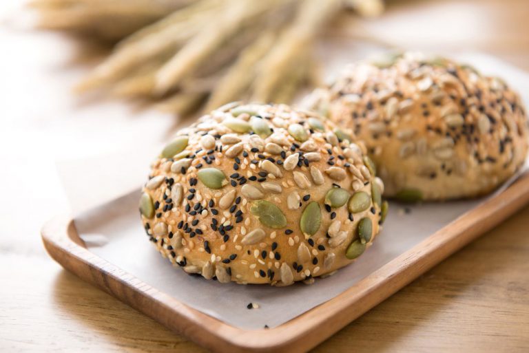 Panino tondo con topping cereali e semi