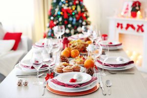 Come apparecchiare la tavola natalizia: i consigli dalle posate al centrotavola