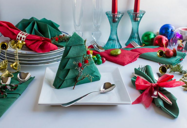 Idee su come piegare i tovaglioli natalizi, a forma di albero ma non solo