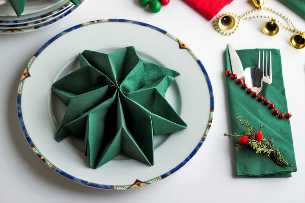 Idee su come piegare i tovaglioli natalizi, a forma di albero ma non solo