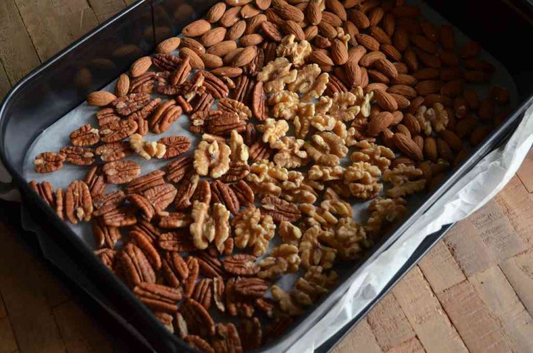 Come tostare la frutta secca nocciole, mandorle, arachidi, noci, pinoli e semi di zucca
