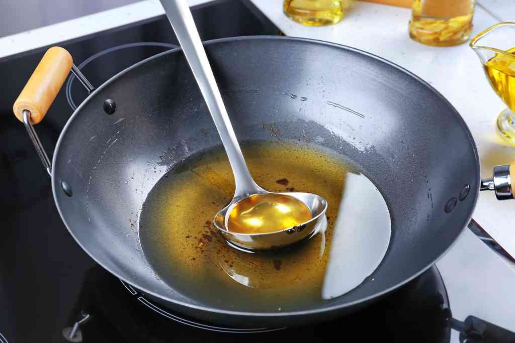 Come smaltire l'olio di frittura esausto: dove buttare l'olio da cucina