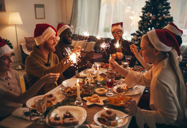 Come apparecchiare la tavola e piegare i tovaglioli per Capodanno, idee e consigli