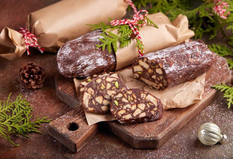 Come fare il salame di cioccolato con avanzi di panettone: la deliziosa ricetta antispreco