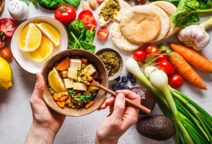 Alimentazione vegana e vegetariana: le differenze e cosa mangiare per una dieta bilanciata