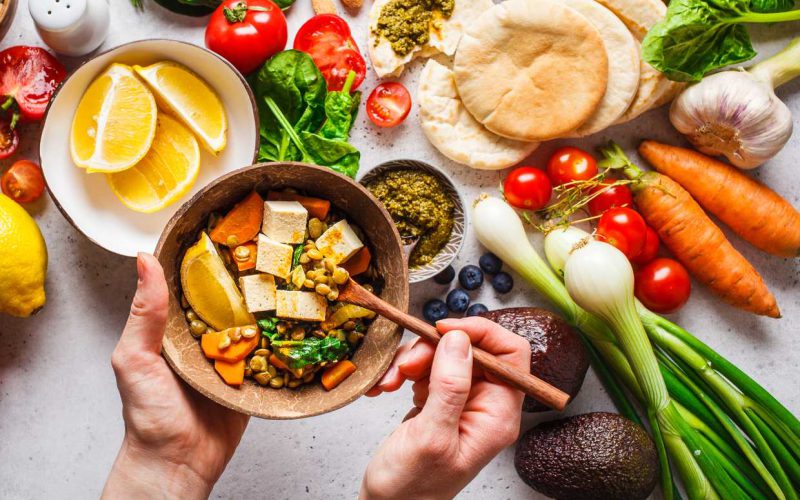 Alimentazione vegana e vegetariana: le differenze e cosa mangiare per una dieta bilanciata