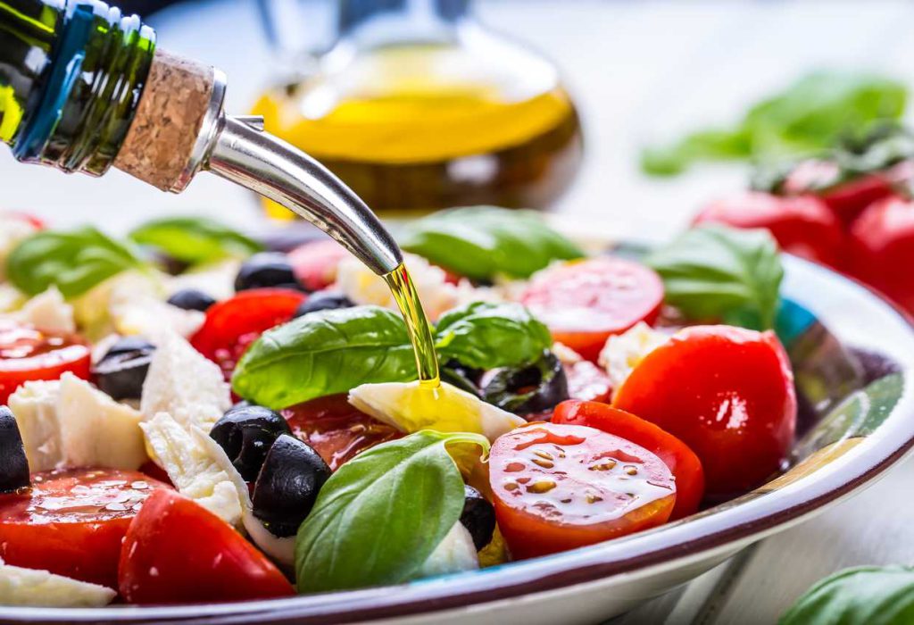 Dieta Mediterranea: cos'è e cosa mangiare secondo la piramide alimentare