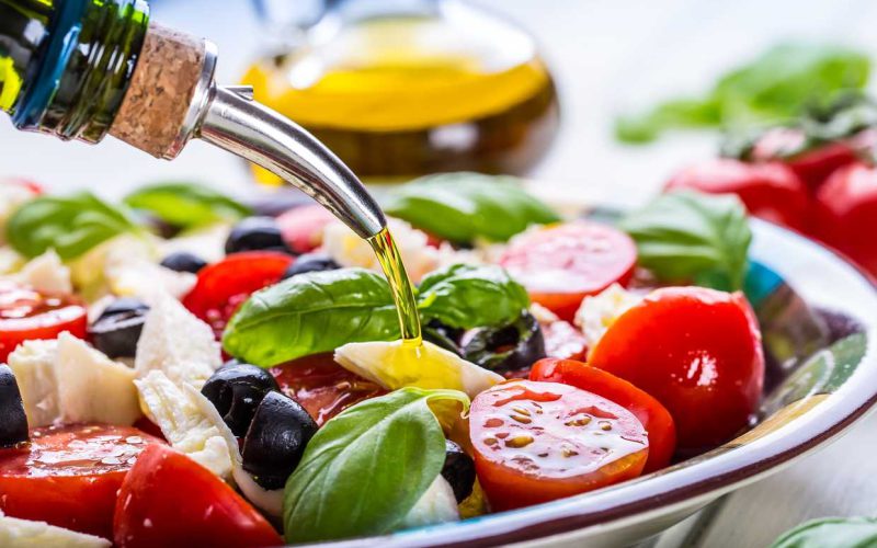Dieta Mediterranea: cos'è e cosa mangiare secondo la piramide alimentare