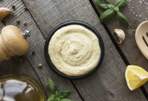 Come fare la maionese vegana: la ricetta per farla in casa con yogurt e senza soia