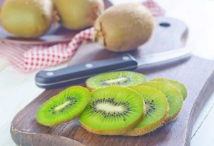 Come si mangia il kiwi e proposte per ricette salate, light e per la conservazione