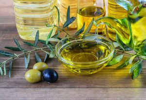 Come scegliere l'olio extravergine di oliva, i consigli per riconoscere l'olio contraffato e quello buono